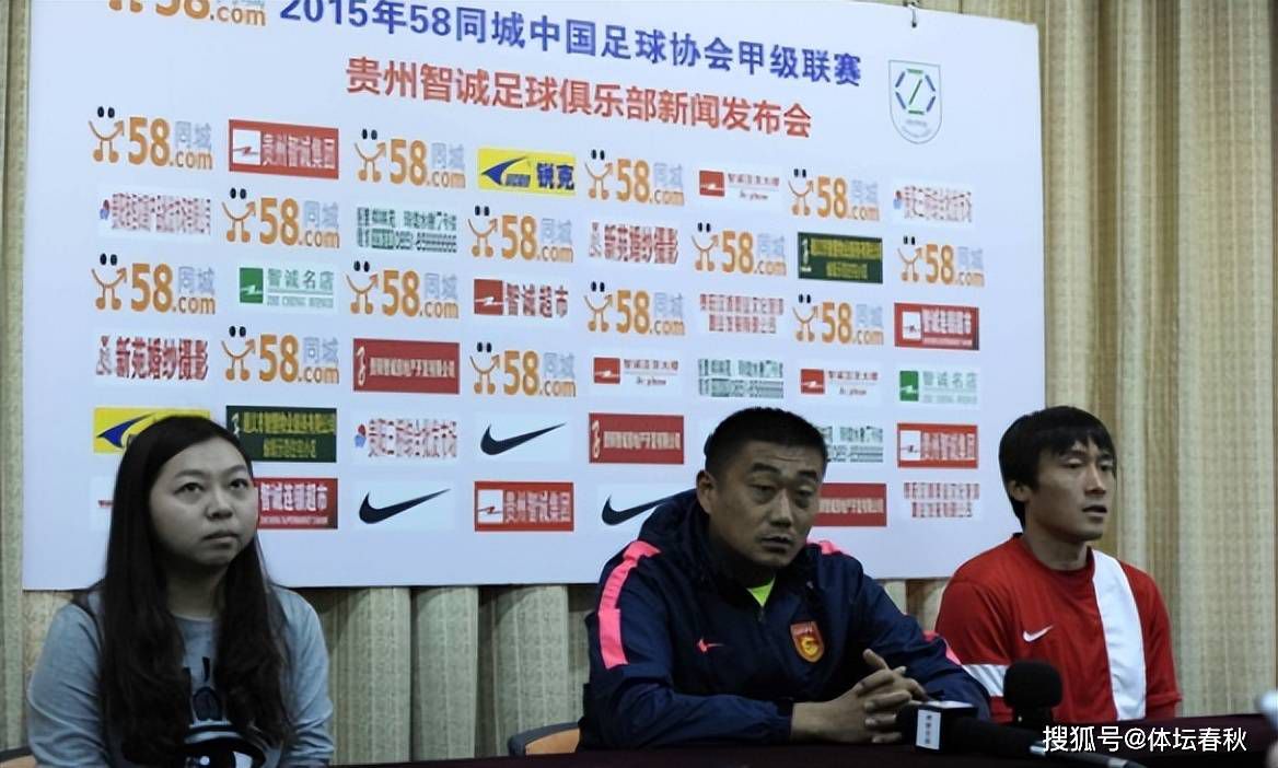 紧接着，他不断观察骨骰，以及铜钱的位置、朝向，整个人口中念念有词、不知道在说着什么。